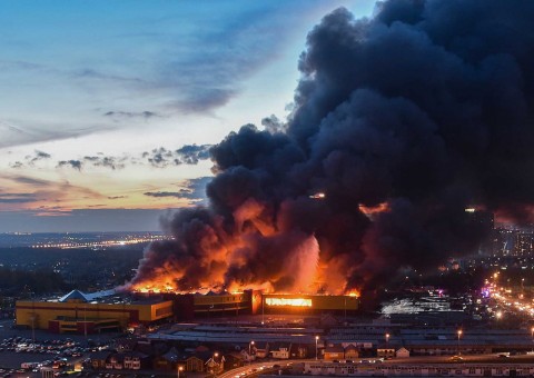 Incêndio de grandes proporções em shopping leva à retirada de 3 mil pessoas