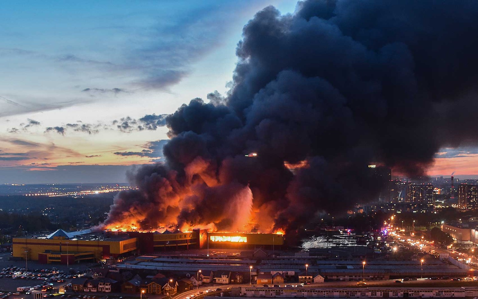 Incêndio de grandes proporções em shopping leva à retirada de 3 mil pessoas