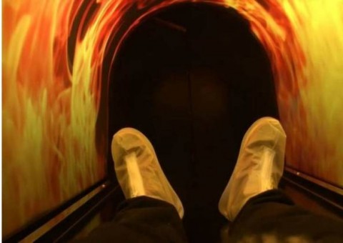 Família crema corpo de parente, que aparece em casa horas depois