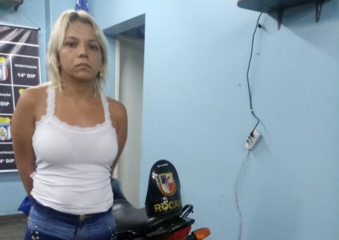 Mulher é presa com tornozeleira eletrônica e moto roubada em Manaus