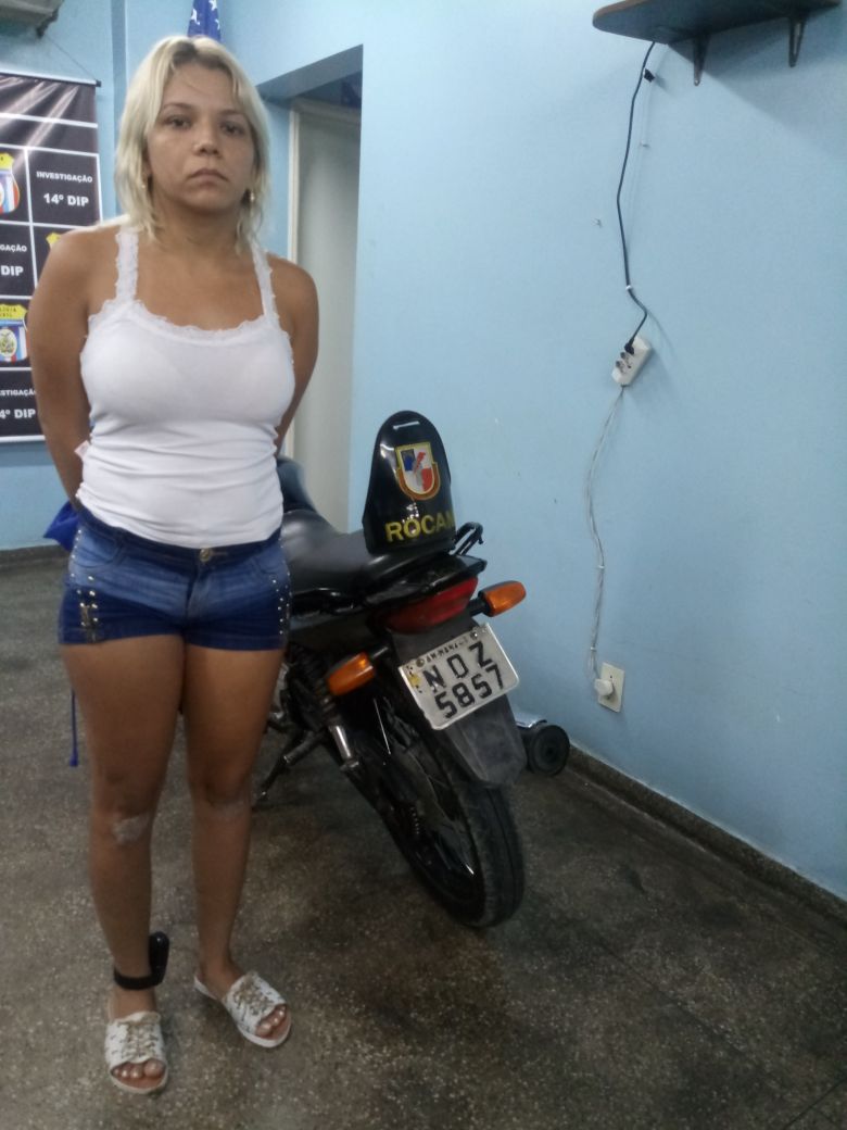 Mulher é presa com tornozeleira eletrônica e moto roubada em Manaus