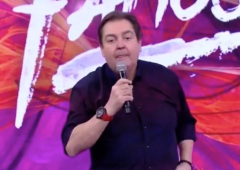 Adriane Galisteu pula em Faustão e apresentador cai ao vivo