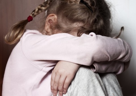 Para atingir pai, mãe grava vídeos torturando a própria filha de 3 anos 