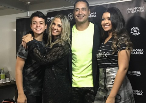 Filha de Carla Perez e Xanddy solta a voz em show e impressiona