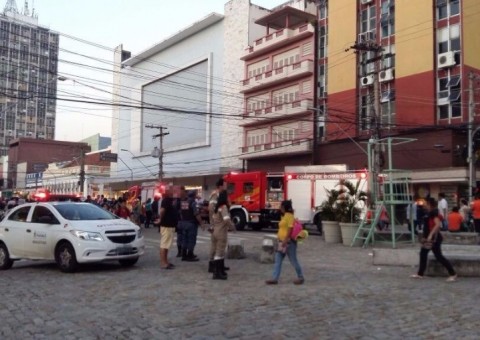 Loja de sapatos pega fogo e avenida é interditada em Manaus