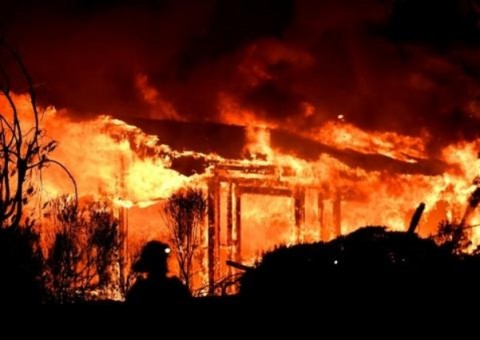 Incêndio mata dez pessoas e região é declarada em estado de emergência