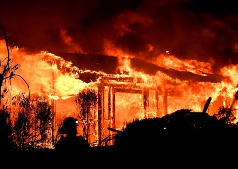 Incêndio na Califórnia deixa 10 mortos e mais de 100 desaparecidos