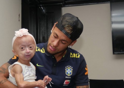 No Brasil, Neymar encontra fã mirim com doença rara
