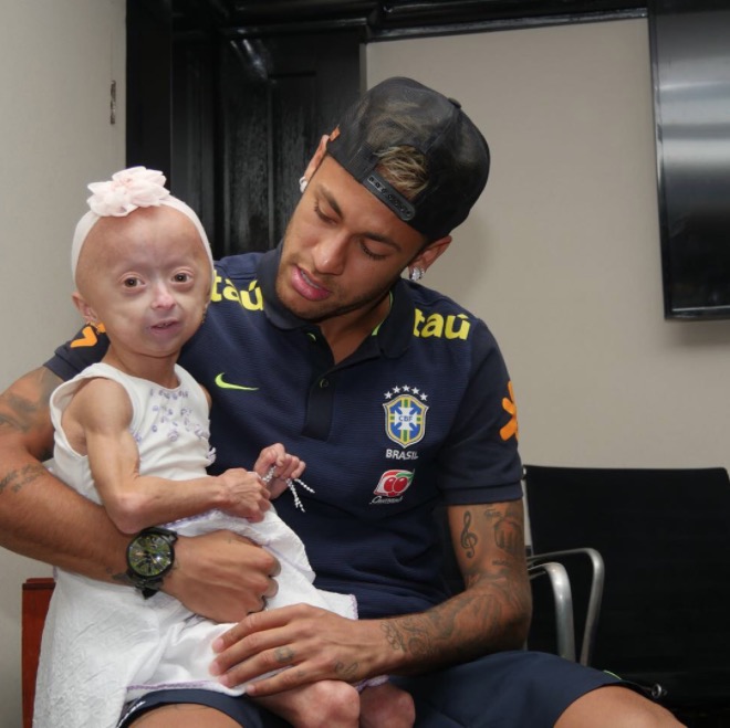 No Brasil, Neymar encontra fã mirim com doença rara