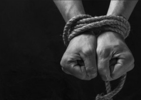 Mulher amarra idosa e rouba R$25 mil, mas é pega por um detalhe 