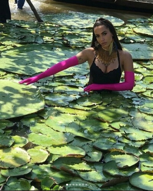 Veja primeiras fotos de Anitta em gravação de clipe no Amazonas