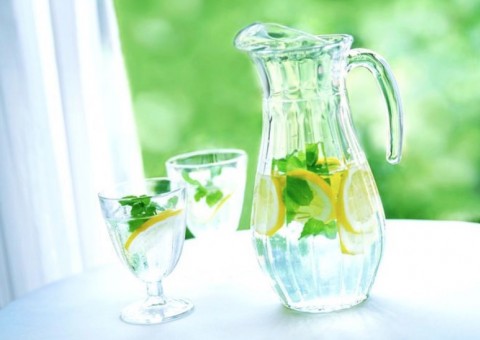 Conheça duas bebidas que oferecem riscos à saúde, mas são vendidas como saudáveis 