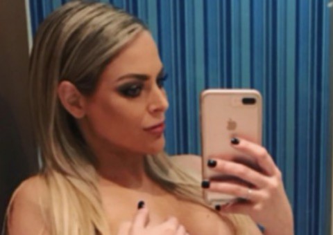  'Peladona de Congonhas' posa sem sutiã e relembra luta contra o câncer