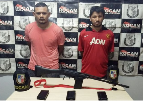 Dois são presos acusados de tentar vender rifle em Manaus