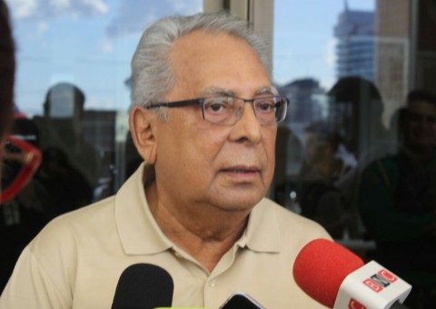 Amazonino suspende pagamentos de contratos e cria comissão para revisar despesas
