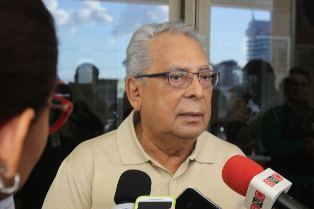Amazonino suspende pagamentos de contratos e cria comissão para revisar despesas