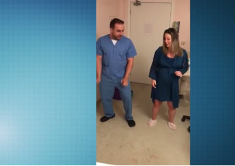 Vídeo mostra grávida e médico dançando 'Paradinha' durante trabalho de parto 
