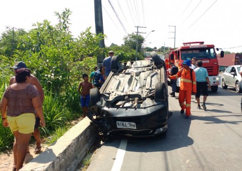 Carro é arremessado em igarapé em acidente com vários veículos em Manaus