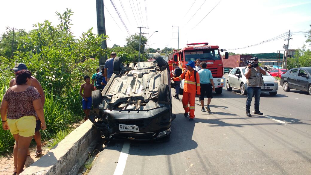 Carro é arremessado em igarapé em acidente com vários veículos em Manaus