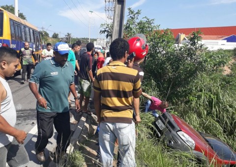 Duas pessoas ficam feridas durante acidente em avenida de Manaus