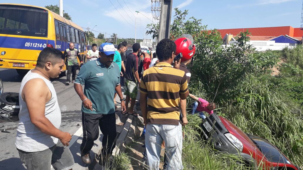 Duas pessoas ficam feridas durante acidente em avenida de Manaus