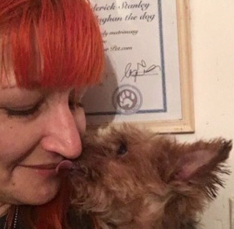 Mulher desiste dos homens e casa com seu cachorro 