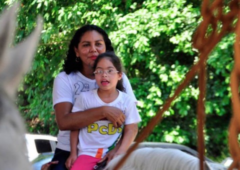 Crianças com deficiências participam de passeio em Manaus 