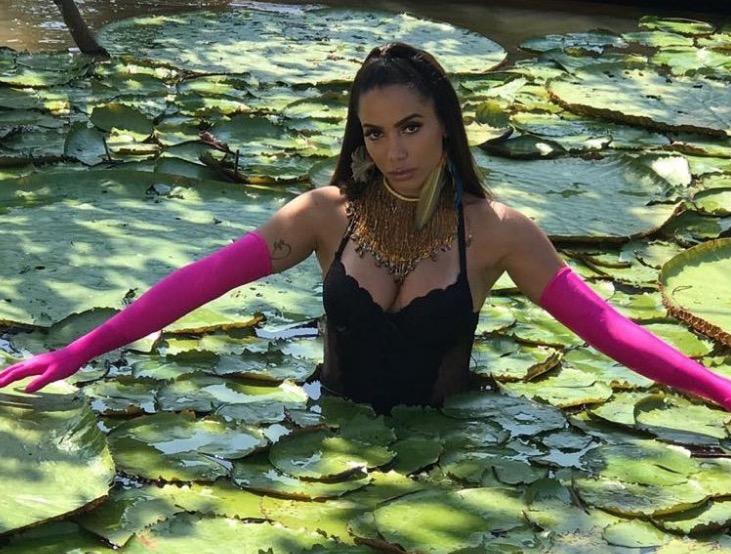 Vídeo: Anitta leva queda durante gravação de clipe em floresta no Amazonas