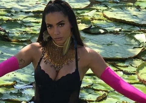 Vídeo: Anitta leva queda durante gravação de clipe em floresta no Amazonas