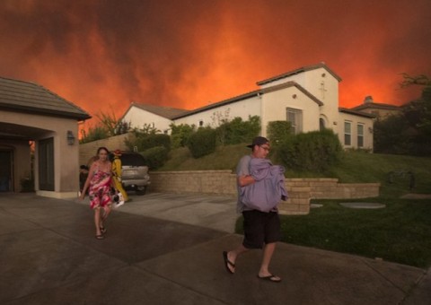 Incêndio na Califórnia continua e soma 21 mortos e 600 desaparecidos até esta quinta-feira