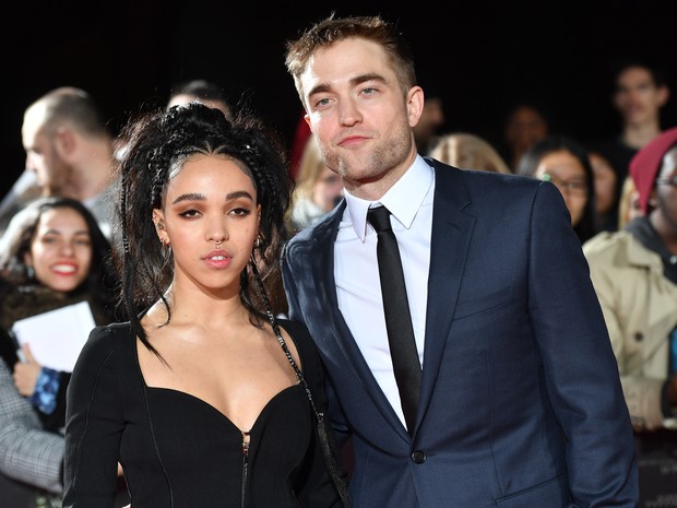 Robert Pattinson e FKA Twigs terminam noivado 