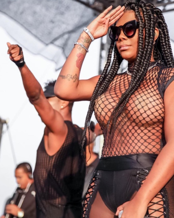 De calça transparente mostrando o bumbum, Ludmilla lança clipe beijando rapper gringo 