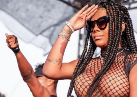 De calça transparente mostrando o bumbum, Ludmilla lança clipe beijando rapper gringo 