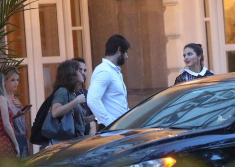 Bruna Marquezine deixa sessão de fotos com bonitão