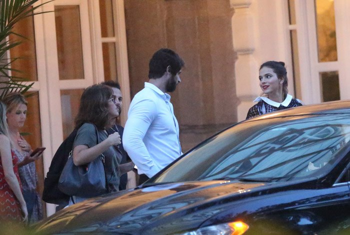 Bruna Marquezine deixa sessão de fotos com bonitão