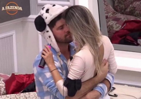 Clima esquenta entre Flávia e Marcelo debaixo do edredom