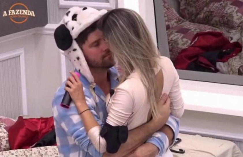 Clima esquenta entre Flávia e Marcelo debaixo do edredom