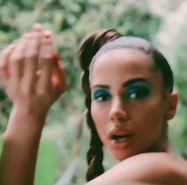 Anitta divulga trecho de gravações de clipe no Amazonas