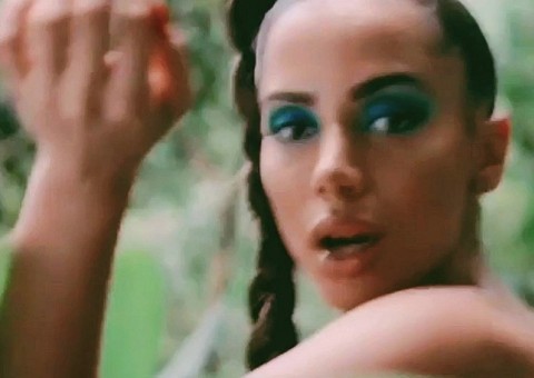 Anitta divulga trecho de gravações de clipe no Amazonas