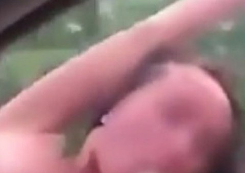  De topless, jovem se exibe em janela de carro e o pior acontece