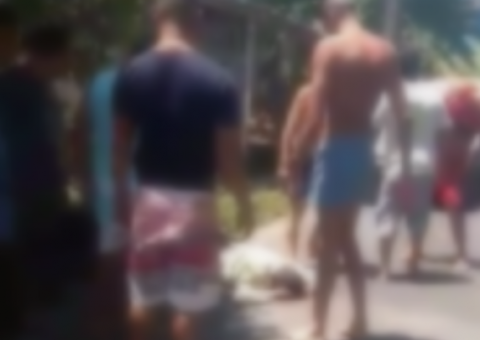 Suspeito de assaltar irmãs com arma de brinquedo é espancado por populares em Manaus