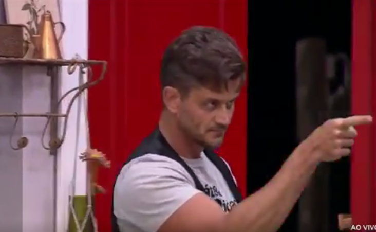 A Fazenda: Após roça, Marcos aponta dedo e dá recado aos peões