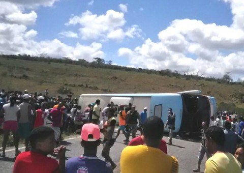 Ônibus que levava crianças para passeio em parque tomba e deixa ao menos 5 mortos