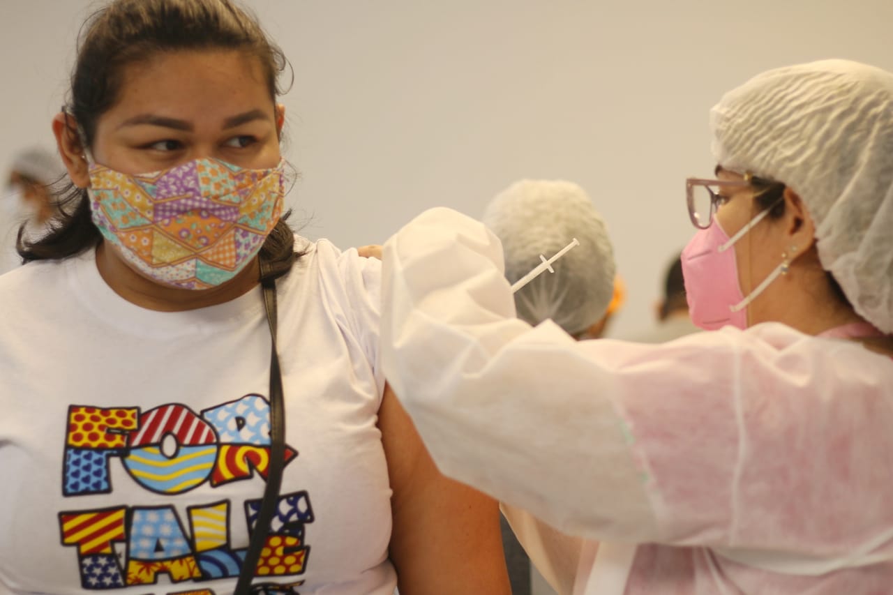 Após 'viradão', Semsa suspende hoje vacinação contra covid em Manaus