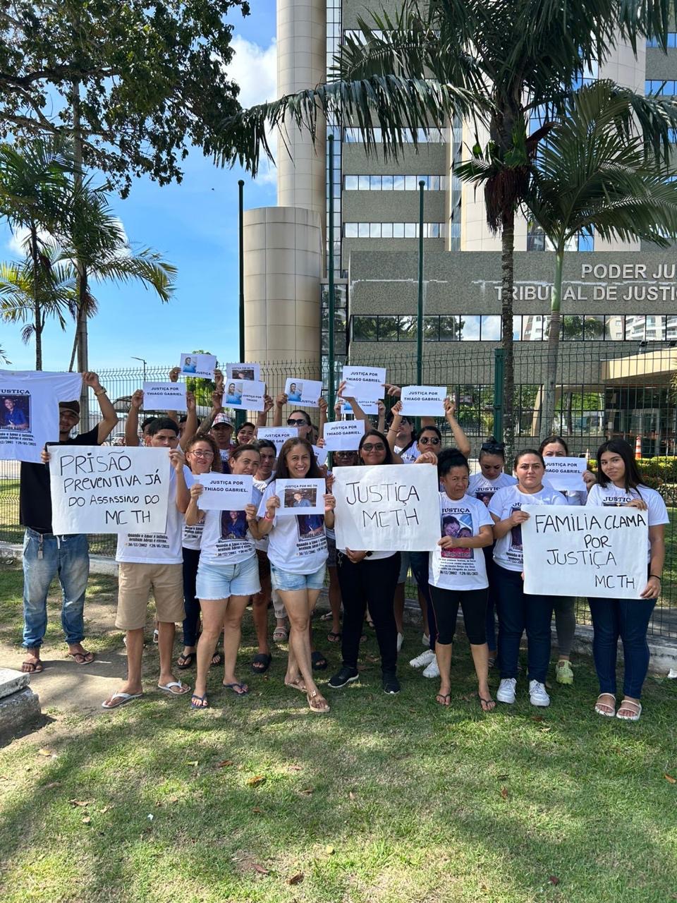 Familiares protestam contra soltura de suspeito de matar MC em Manaus