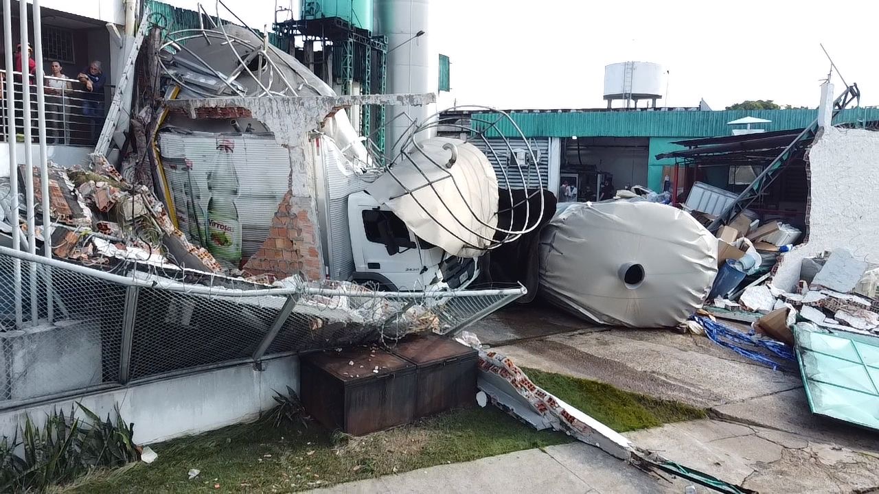 Empresa se manifesta após desabamento de tonéis de vinagre na Compensa