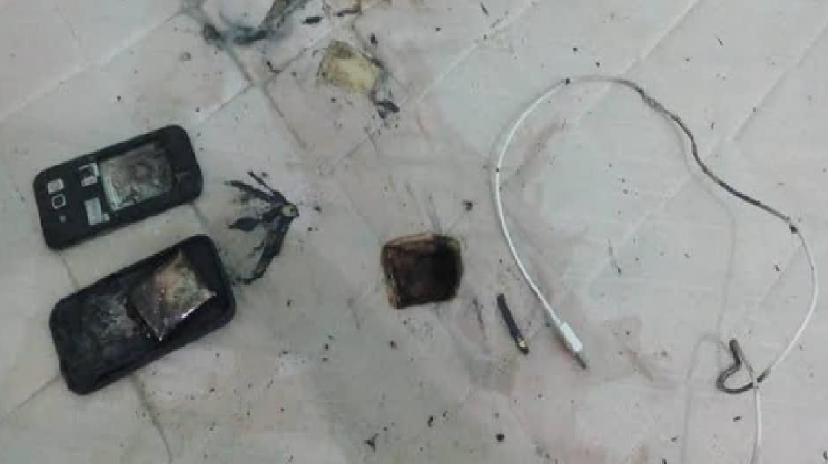 Homem dorme segurando celular plugado na tomada, leva choque e morre