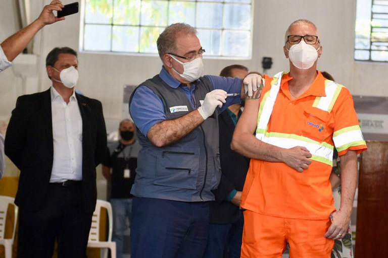 Trabalhadores portuários começam a ser vacinados contra a Covid