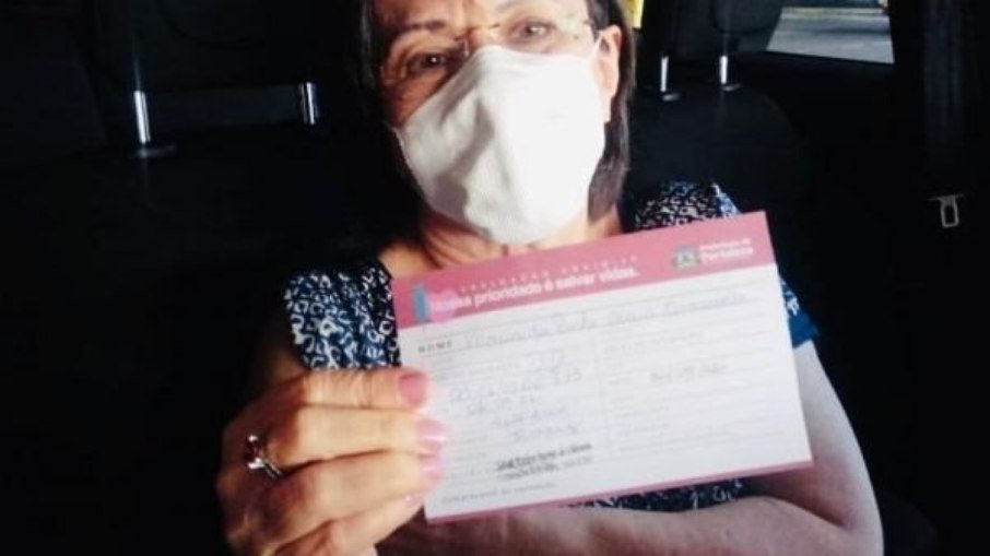 Ativista Maria da Penha é vacinada contra Covid-19