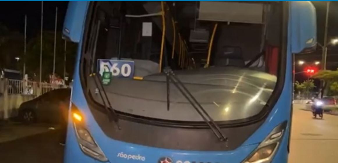 Criminosos assaltam três ônibus em sequência em Manaus